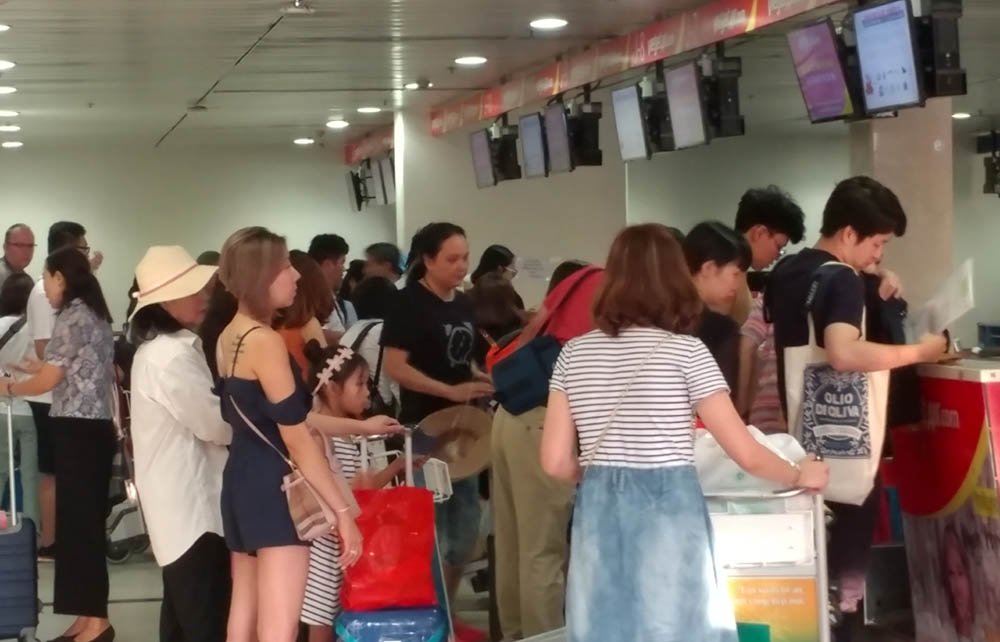 Sân bay Tân Sơn Nhất đông nghịt vì hàng nghìn người đi chơi lễ 30/4